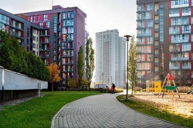 Riga, Letonya, 29 Ekim 2021: Purvciems bölgesinde çocuk parkı olan bir yerleşim yerinin modern bahçesi