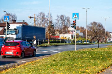 Riga, Letonya, 29 Ekim 2021: Trafik kuralları kavramına göre, araçlar yaya geçidinde durdu.