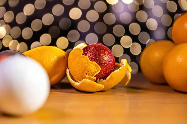 Τραπέζι Πορτοκάλια Και Μπάλες Χριστουγέννων Φόντο Bokeh Φώτα Μπάλα Χριστούγεννα — Φωτογραφία Αρχείου