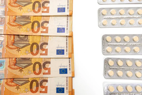 Tabletki Blistrach Pięćdziesiąt Banknotów Euro Odizolowane Białej Drogiej Opieki Zdrowotnej — Zdjęcie stockowe