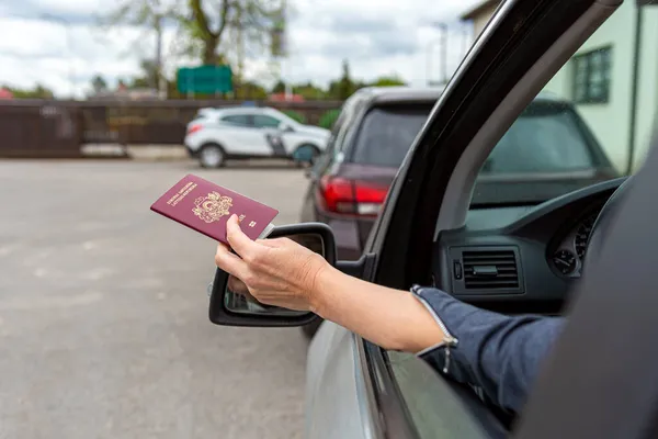 Γυναίκες Χέρι Μέσα Από Παράθυρο Του Αυτοκινήτου Που Δίνει Διαβατήριο — Φωτογραφία Αρχείου