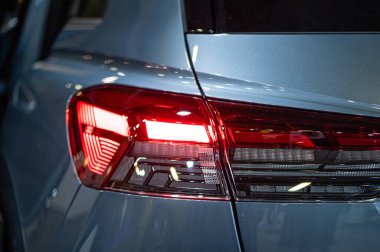 Riga, Letonya, Sep 24, 2021: Nev Audi Q4 e-tron elektrikli lüks SUV 'nin arka LED ışıkları, model 2021, şık dış görünüş