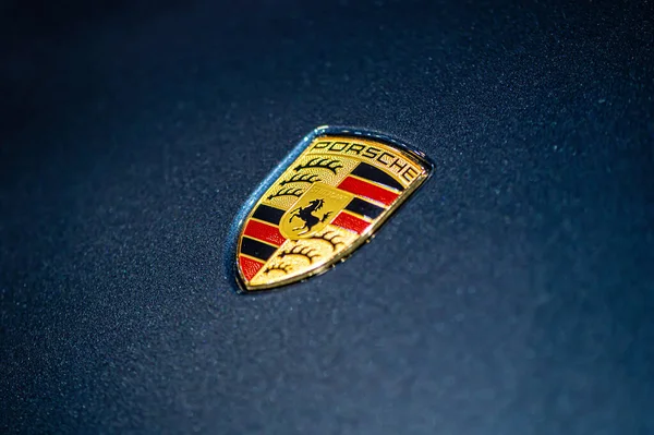 ラトビア 2021年9月24日 青い車のフードにポルシェ社のロゴの表示 クローズアップ — ストック写真