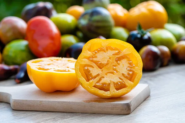 Mesa Con Una Tabla Cortar Con Tomates Rodajas Tomates Diferentes —  Fotos de Stock