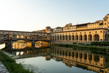 Ponte Vecchio (Eski Köprü) köprüsü Floransa, Toskana, İtalya 'da Arno Nehri üzerinde
