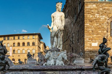 Floransa, İtalya - 11 Ağustos 2021: Rönesans Neptün Fıskiyesi, 1565 yılında Firenze 'deki Piazza delle Signoria Meydanı' nda kuruldu.