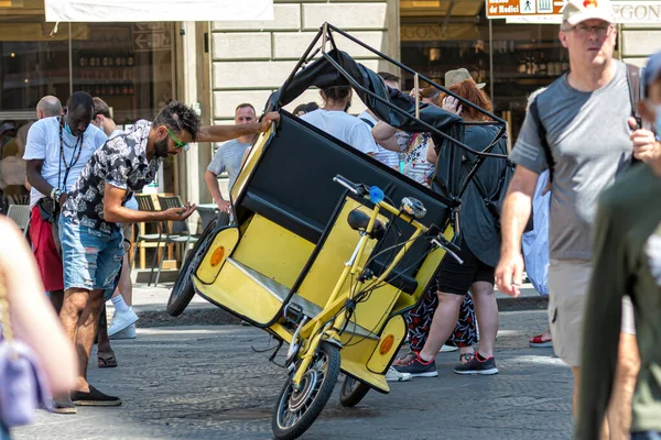 Florencia Italia Agosto 2021 Conductor Repara Rickshaw Una Plaza Llena — Foto de Stock