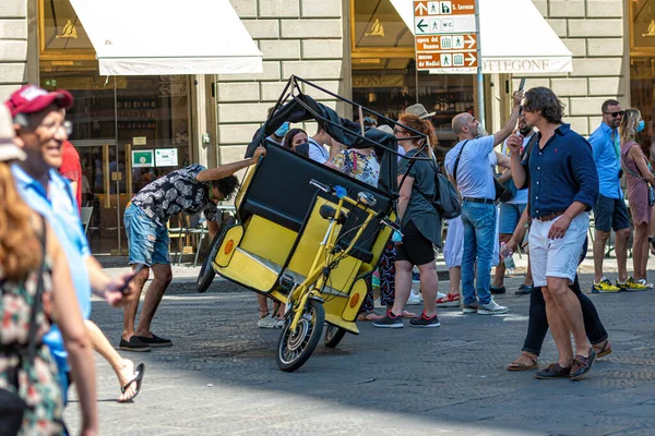 Florencia Italia Agosto 2021 Conductor Repara Rickshaw Una Plaza Llena —  Fotos de Stock