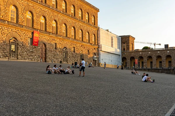 Florencja Włochy Sierpnia 2021 Ludzie Relaksują Się Siedząc Kamiennym Chodniku — Zdjęcie stockowe