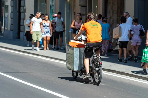 Florencia Italia Agosto 2021 Vendedor Helados Con Bicicleta Calle — Foto de Stock