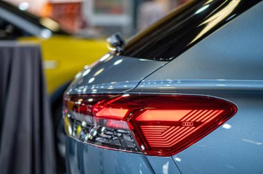 Riga, Letonya, Sep 24, 2021: Nev Audi Q4 e-tron elektrikli lüks SUV 'nin arka LED ışıkları, model 2021, şık dış görünüş