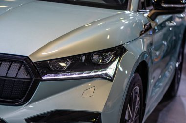 Riga, Letonya, Sep 24, 2021: Skoda Enyaq IV elektrikli SUV prömiyeri bir motor fuarında, LED ışıkları tamamen kapalı