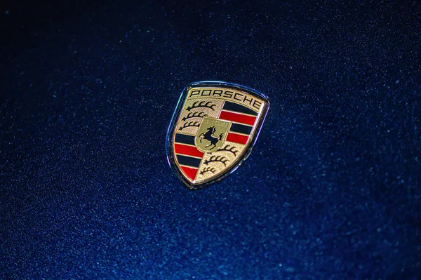 ラトビア 2021年9月24日 青い車のフードにポルシェ社のロゴの表示 クローズアップ — ストック写真