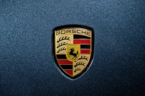 Riga Letonia Septembrie 2021 Vedere Logo Companiei Porsche Capota Mașinii — Fotografie, imagine de stoc