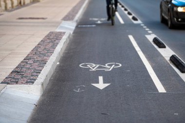 Sokakta ayrı bisiklet yolu, asfaltta beyaz boyalı bisiklet, şehir trafiği ve ulaşım