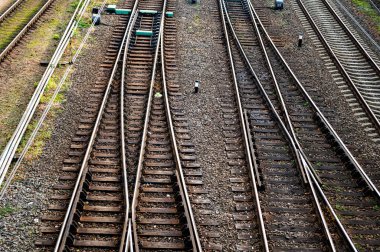 Tren istasyonunun yakınındaki tren trafiği için raylar ve anahtarlar, perspektif üst görünüm