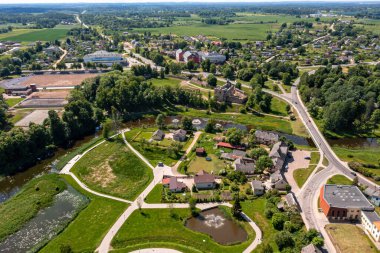 Dobele, Letonya 'da yürüyüş için yeni, bakımlı bir park. Şehir parkındaki patika, üst manzara.
