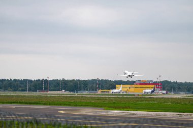 Riga, Letonya - 31 Ağustos 2021: İş Jeti Hawker 900xp (P4-ANG), bulutlu bir sonbahar gününde RIX Uluslararası Havaalanı 'ndan havalanır.