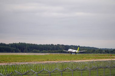 Riga, Letonya - 31 Ağustos 2021: AirBaltic Airbus A220-300 YL-AAS İniş / Geliş Riga / RIX / EVRA Havalimanı Bulutlu Sonbahar Günü