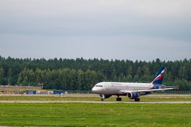 Riga, Letonya - 31 Ağustos 2021: Rus Havayolları Airbus A320 VQ-BIU bulutlu bir sonbahar gününde RIX Uluslararası Havaalanından havalanır.