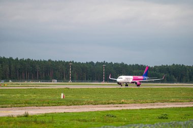 Riga, Letonya - 31 Ağustos 2021: Wizzair Airbus A320 HA-LYM bulutlu bir sonbahar gününde RIX Uluslararası Havaalanından havalanır.