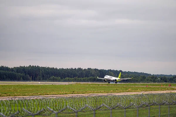 Riga, Letonya - 31 Ağustos 2021: AirBaltic Airbus A220-300 YL-AAS İniş / Geliş Riga / RIX / EVRA Havalimanı Bulutlu Sonbahar Günü