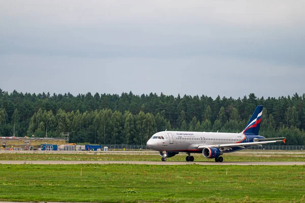 Riga, Letonya - 31 Ağustos 2021: Rus Havayolları Airbus A320 VQ-BIU bulutlu bir sonbahar gününde RIX Uluslararası Havaalanından havalanır.