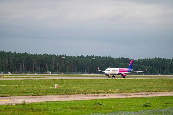 Riga, Letonya - 31 Ağustos 2021: Wizzair Airbus A320 HA-LYM bulutlu bir sonbahar gününde RIX Uluslararası Havaalanından havalanır.