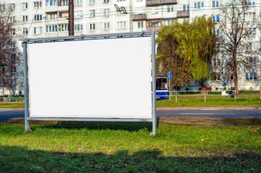 Şehrin tasarımı için fotokopi alanı olan boş ilan panosu, açık hava reklam konsepti, maket.