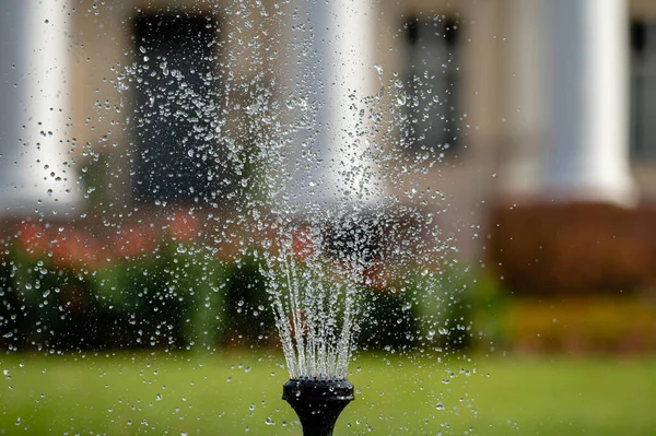 Fontaine Éclaboussure Gros Plan Sur Fond Déconcentré Vieux Manoir Mise — Photo