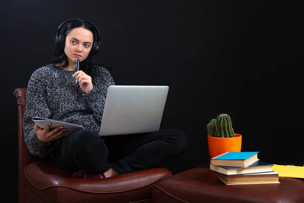 Joven Estudiante Enfocada Sentada Con Laptop Auriculares Aprendiendo Remotamente Línea — Foto de Stock