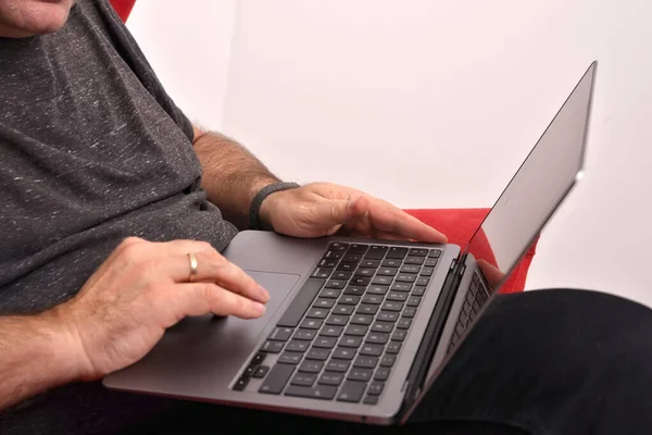 Muž Notebookem Klíně Pracuje Při Sezení Křesle Detailní Záběr Práce — Stock fotografie