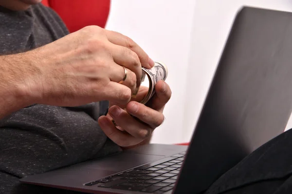 Man Met Laptop Schoot Geld Handen Close Online Business Concept — Stockfoto