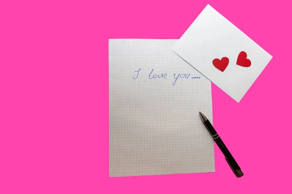 Любовное Письмо Ручка Маленькие Бумажные Сердечки Розовом Фоне Крупным Планом — стоковое фото
