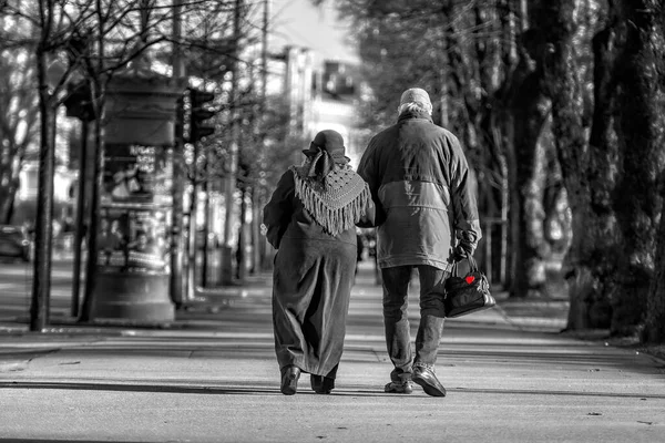 Couple Eldery People Hands Walking City Street Rear View — Stock Photo, Image