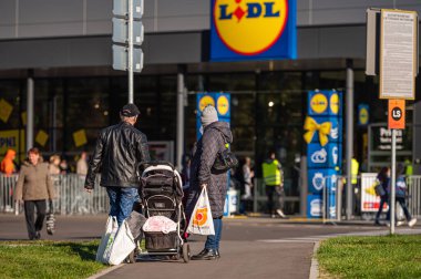 Riga, Letonya, 9 Ekim 2021: Riga 'daki LIDL süpermarketinin girişindeki kuyruklar