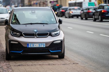 Riga, Letonya, 2 Kasım 2021: BMW i3 elektrikli araba bir şehir caddesinde park halinde, i3 ise ilk sıfır emisyonlu elektrikli araç.