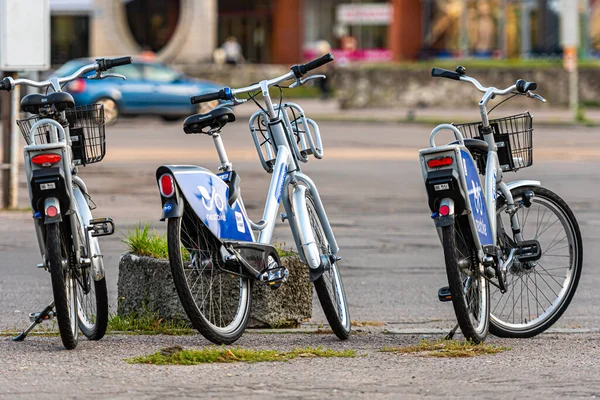 라트비아 2020 거리에 주차장에 파란색 자전거 Nextbike 거리에 자전거 — 스톡 사진