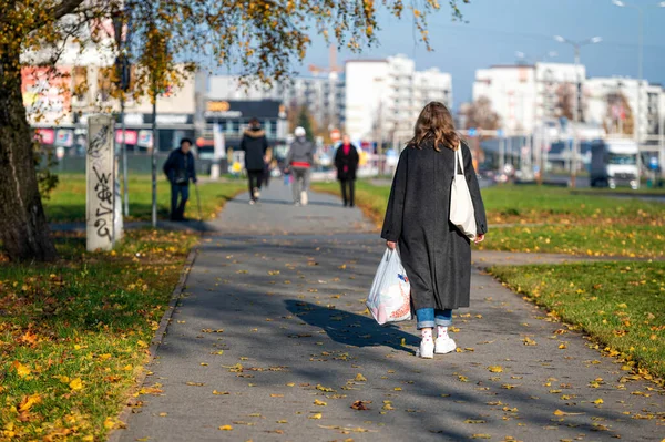 Riga Lettland Oktober 2021 Kvinna Med Shoppingväskor Trottoaren Ett Bostadsområde — Stockfoto