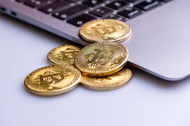 Bilgisayar klavyesindeki Bitcoin kripto para birimleri, kripto para birimi ve dijital ödeme sistemi, yakın plan
