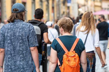 Pisa, İtalya - 10 Ağustos 2021: Şehir sakinleri ve turistler eski şehrin yaya sokaklarında çanta taşıyorlar