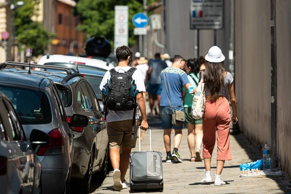 Pisa Olaszország 2021 Augusztus Városi Lakosok Táskás Turisták Sétálnak Járdán — Stock Fotó