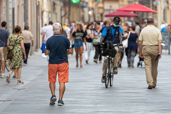 Pisa Italia Agosto 2021 Residentes Ciudad Turistas Con Bolsas Calle — Foto de Stock