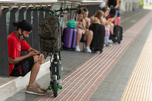 Pisa Italia Agosto 2021 Gente Está Esperando Tren Estación Tren —  Fotos de Stock