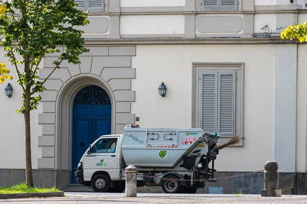 Piza Włochy Sierpnia 2021 Maszyna Sprzątania Ulic Pobliżu Starego Budynku — Zdjęcie stockowe