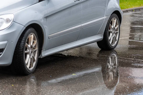 Kaldırımdaki Birikintisi Park Halindeki Bir Arabanın Yansıması Yakın Plan Yağmur — Stok fotoğraf