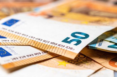 50 ve 20 avroluk banknotların para geçmişi. Avro banknotu yakın plan