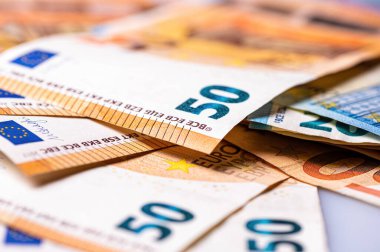 50 ve 20 avroluk banknotların para geçmişi. Avro banknotu yakın plan