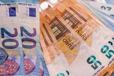 50 ve 20 avroluk banknotların para geçmişi. Avro banknotu yakın plan