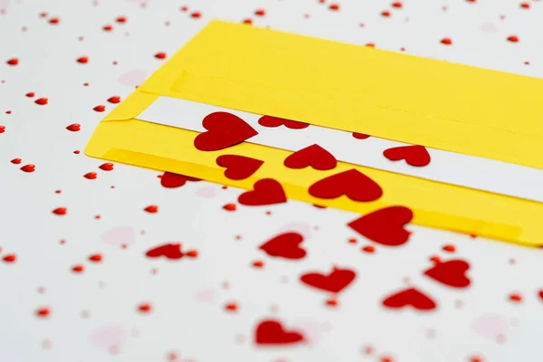 コピースペース 素敵なコンセプト クローズアップとバレンタインデーの背景に黄色の封筒から出てくる赤い小さな心 — ストック写真